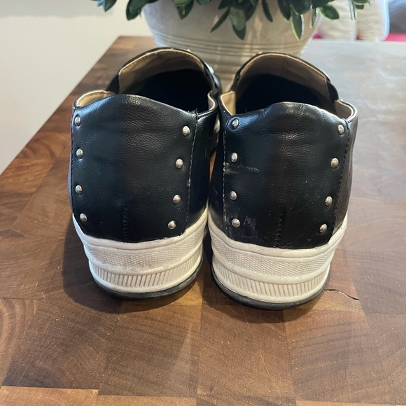 Gorgeous Adrienne Vittadini vegan leather slip on casual shoe - Picture 3 of 4